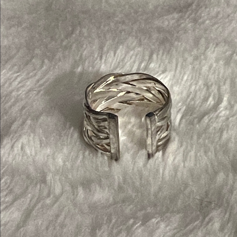 NWOT 💍 STAINLESS STEEL? TWO-TONE SILVER w/GOLD HUES BRAIDED RING BAND OS - Picture 3 of 7